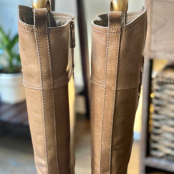 TORY BURCH Excellent Condition! - Picture 4 of 16